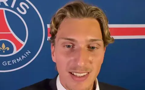 Resmi! PSG Perkenalkan Mika Godts, Rekrutan Baru dari Ajax