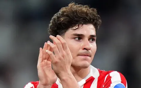 Atletico Tegaskan 0 Persen Peluang Jual Alvarez ke Barcelona