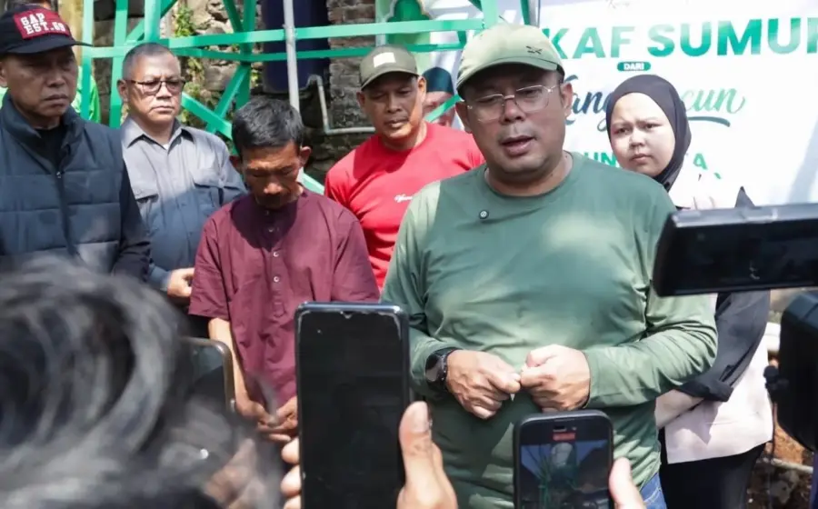 Cucun Serahkan Bantuan Air Bersih Warga Sukarame Bandung