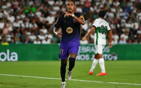 Raphinha Siap Jadi Nomor 9 Barcelona, Keputusan Striker Baru Diserahkan ke Deco