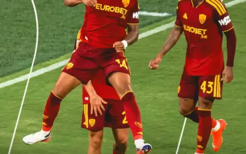 Roma Hancurkan Fiorentina 4-0, Donyell Malen Cetak Hat-trick