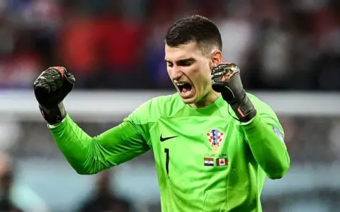 Barcelona Tuntaskan Dokumen Transfer Livakovic dari Fenerbahce