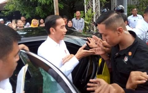 Rumah Jokowi Kembali Ramai, Warga dari Berbagai Daerah Antre Ingin Bertemu