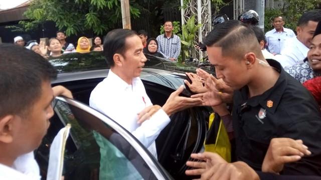 Rumah Jokowi Kembali Ramai, Warga dari Berbagai Daerah Antre Ingin Bertemu