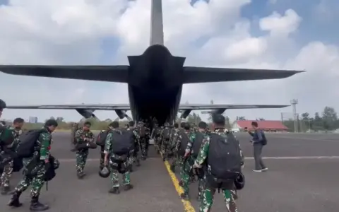 TNI AU Terjunkan 14 Peterjun Free Fall di Way Kambas