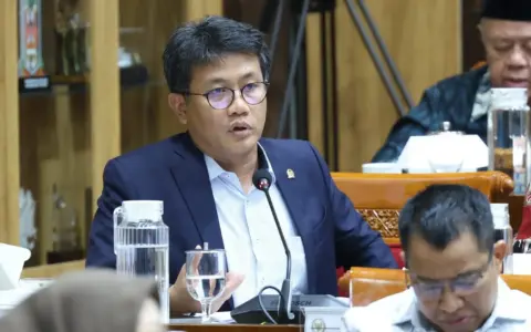 Bonnie Triyana Desak Rekonstruksi Kampung Adat Sasak Sade